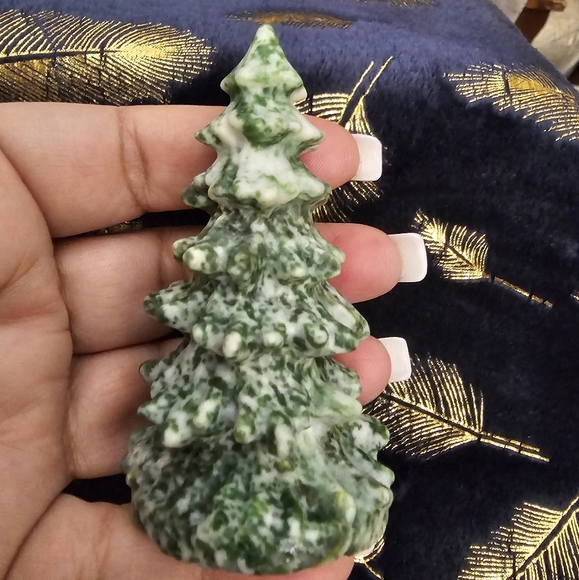 8cm tall, 109 - 120 grams, Carved 🎄Agate Christmas Trees🎄! Price per each!🎄 - Picture 4 of 6